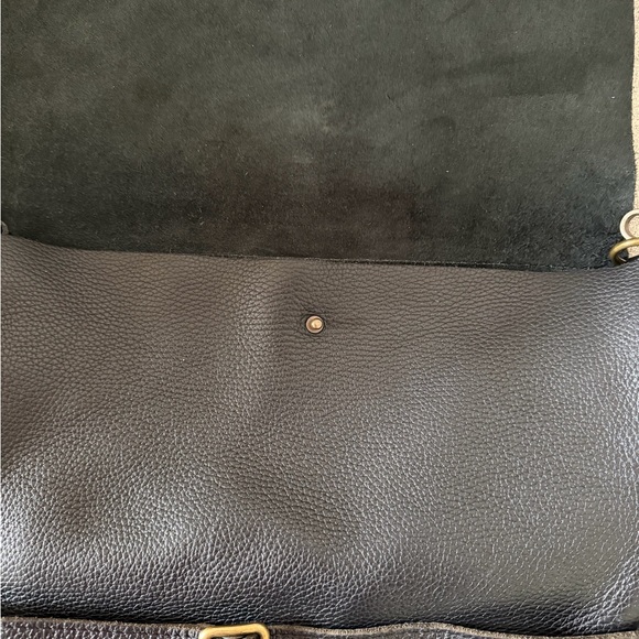 Elegant Black Leather Crossbody Bag - Picture 5 of 15